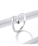 Anel Feminino BAMOER Abraço de Amor – Prata 925 Ajustável | Design de Mãos Entrelaçadas – 3 Cores Elegantes"