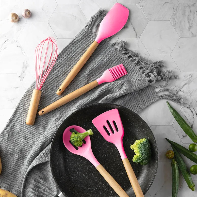 Kit 12 Peças de Utensílios de Cozinha em Silicone com Cabo de Madeira – Cores Variadas e Envio Imediato