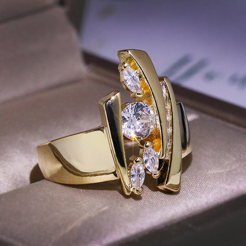 💍 ANEL GEOMÉTRICO LUXO DOURADO – BRILHO E ATITUDE EM CADA DETALHE
